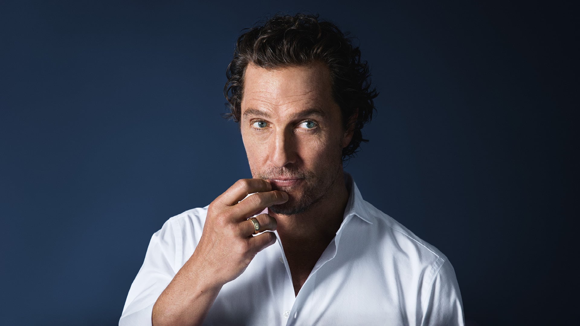 Matthew McConaughey porte une chemise blanche OLYMP.