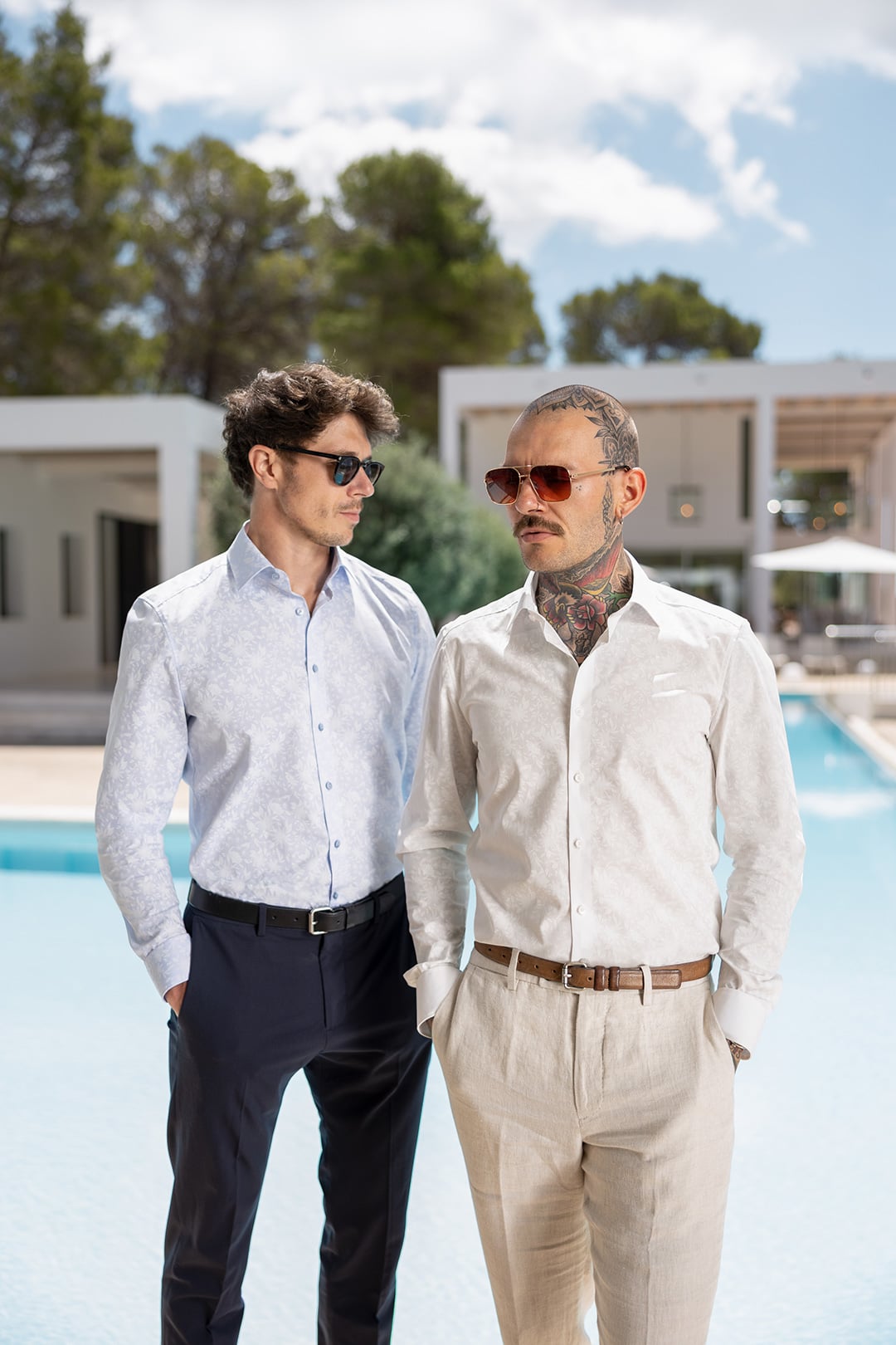 I modelli indossano camicia OLYMP leggermente floreale.