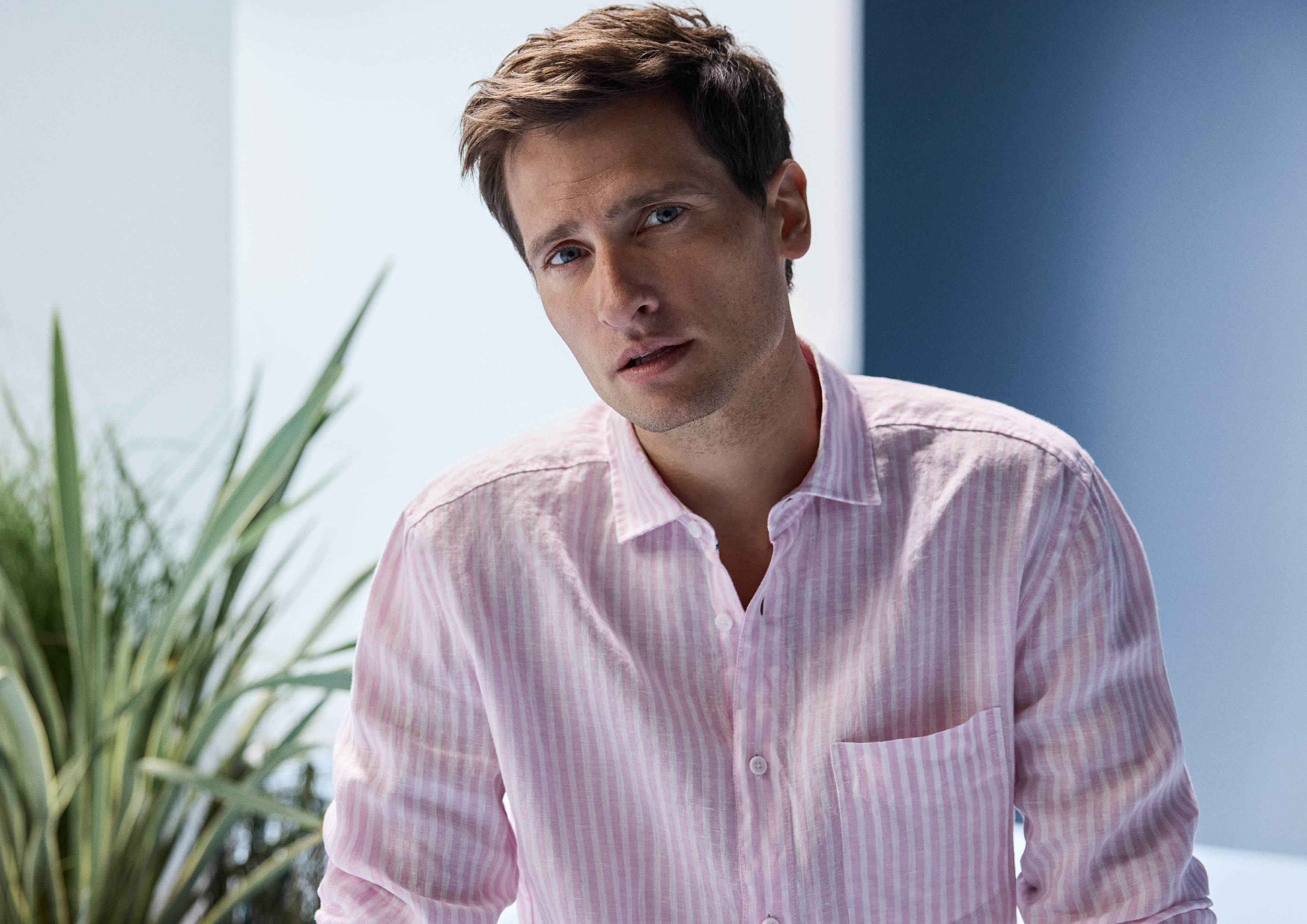 Model wears striped OLYMP linen shirt.