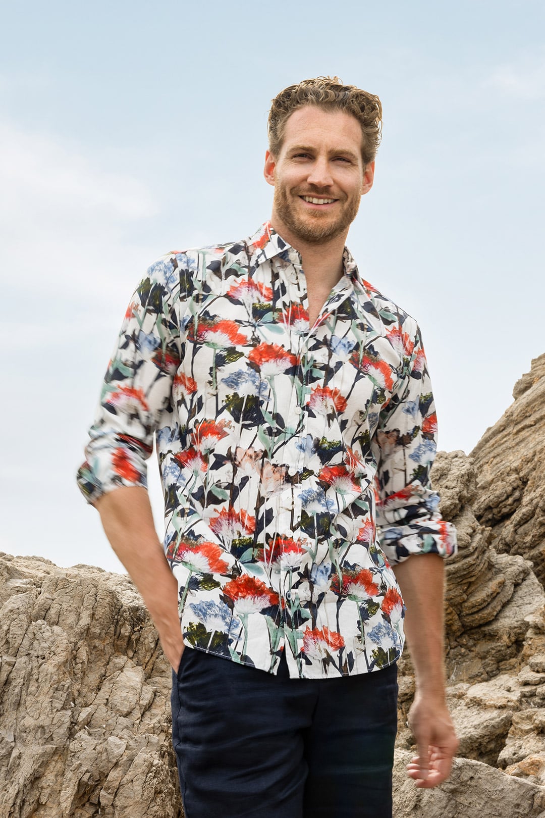 Model trägt florales OLYMP Hemd.
