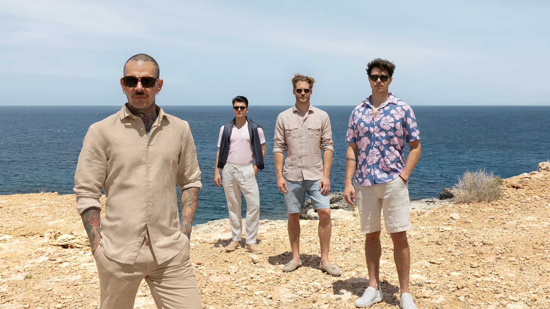 Vier Männer tragen sommerliche OLYMP-Looks.