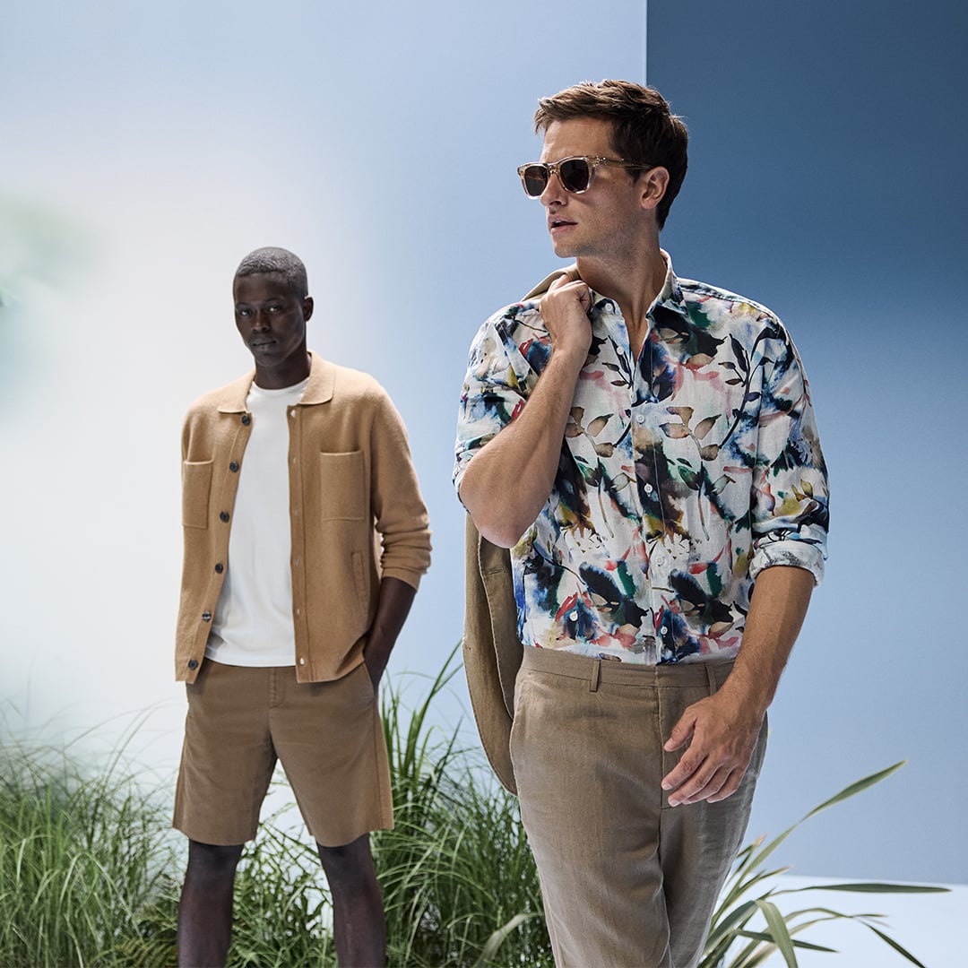 I modelli indossano camicia OLYMP floreale e overshirt in maglia.