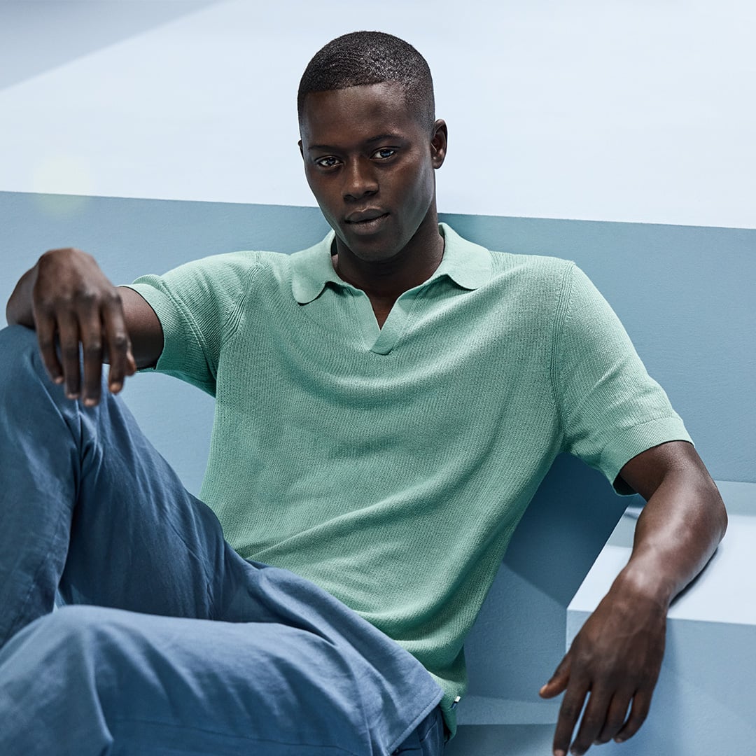 Modello indossa polo in maglia OLYMP verde.